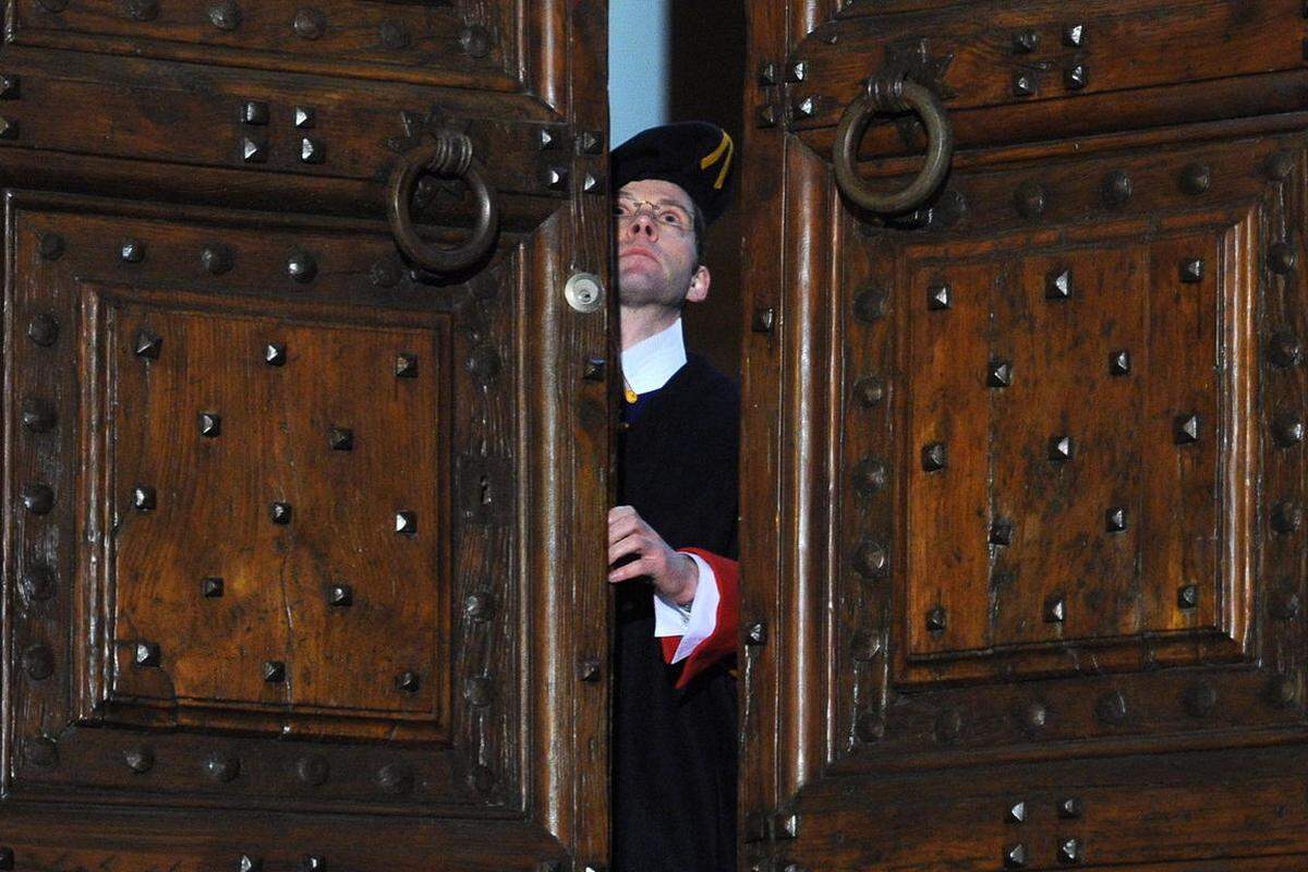 Am 28. Februar 2013 ging das Pontifikat endgültig zu Ende. Ein Schweizer Gardist schloss die Portale des Castel Gandolfol, in das der Noch-Papst sich zurückzog, solange sein Alterssitz im Vatikan noch nicht fertiggestellt war.