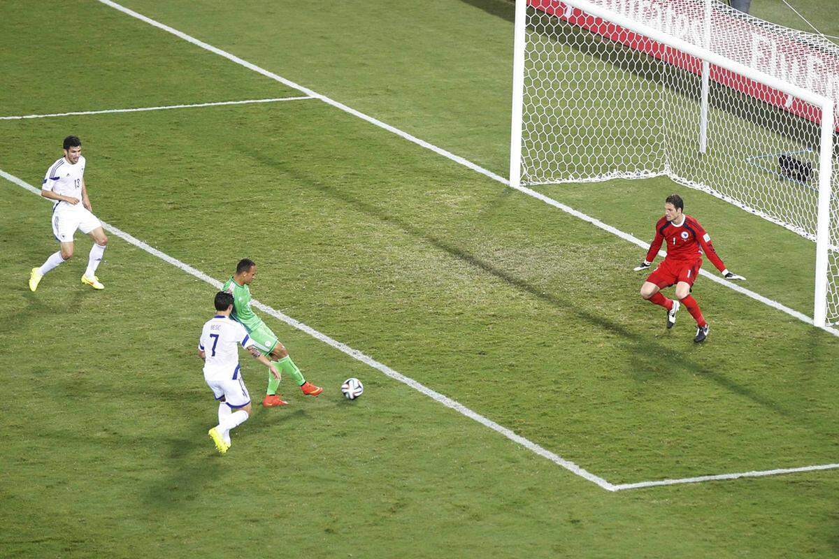 Den Schritt schneller ist Peter Odemwingie und erzielt das 1:0. Nigeria feiert den ersten WM-Sieg seit 16 Jahren, WM-Debütant Bosnien-Herzegowina muss damit die vorzeitige Heimreise antreten.