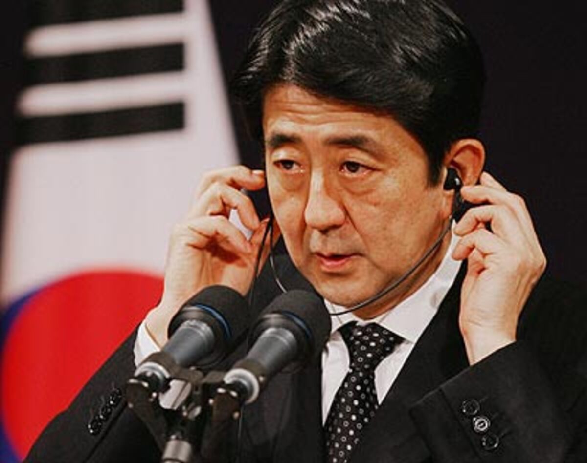 "Japan wird in Zusammenarbeit mit den USA seine Raketenabwehrsystem ausbauen."Der neue japanische Ministerpräsident Shinzo Abe hat in einer ersten Reaktion eine Aufrüstung seines Landes angekündigt.