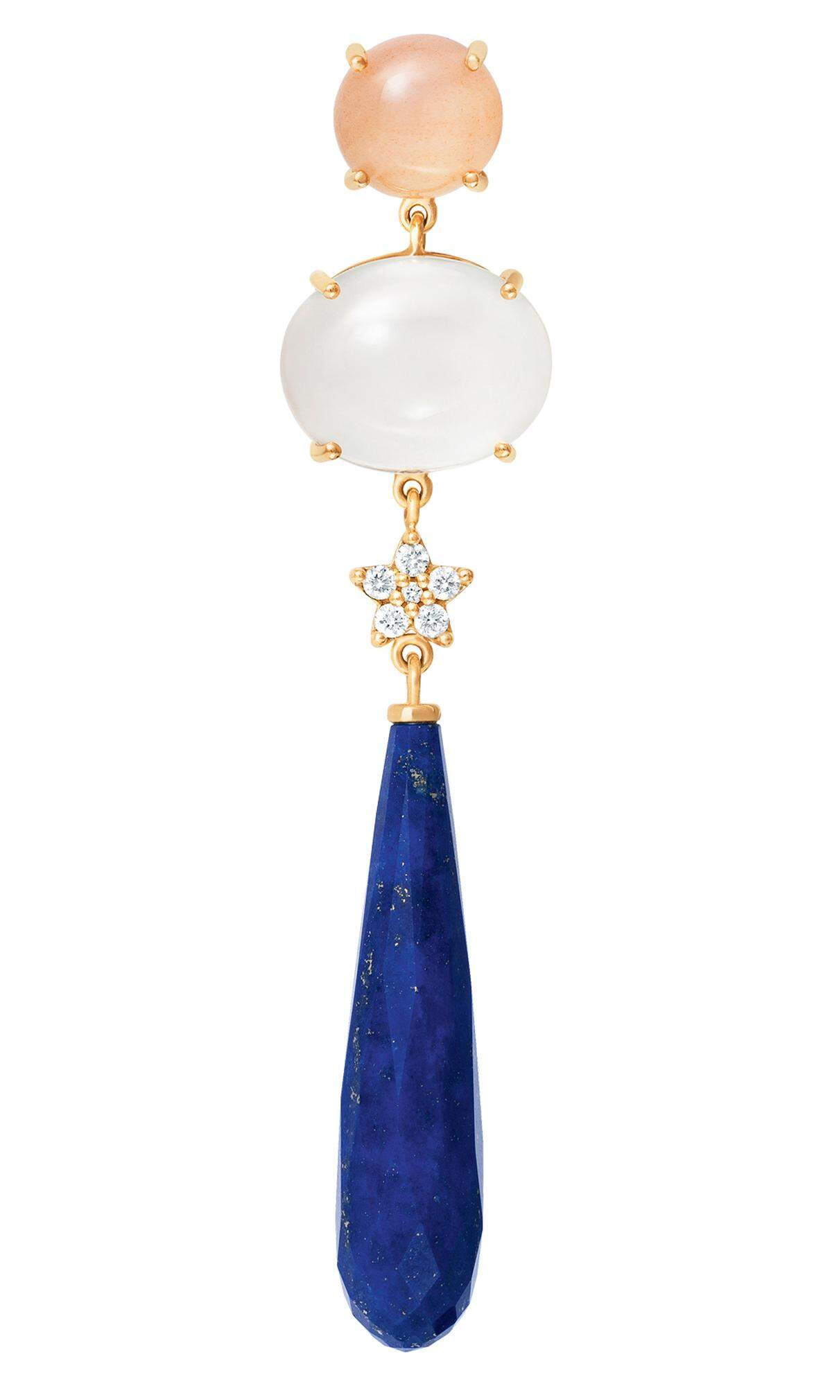 Ohrschmuck „Special Edition" mit Mondstein und Lapislazuli von Ole Lynggaard passt meist immer, 4300 Euro, Heldwein, Graben 13, 1010 Wien.