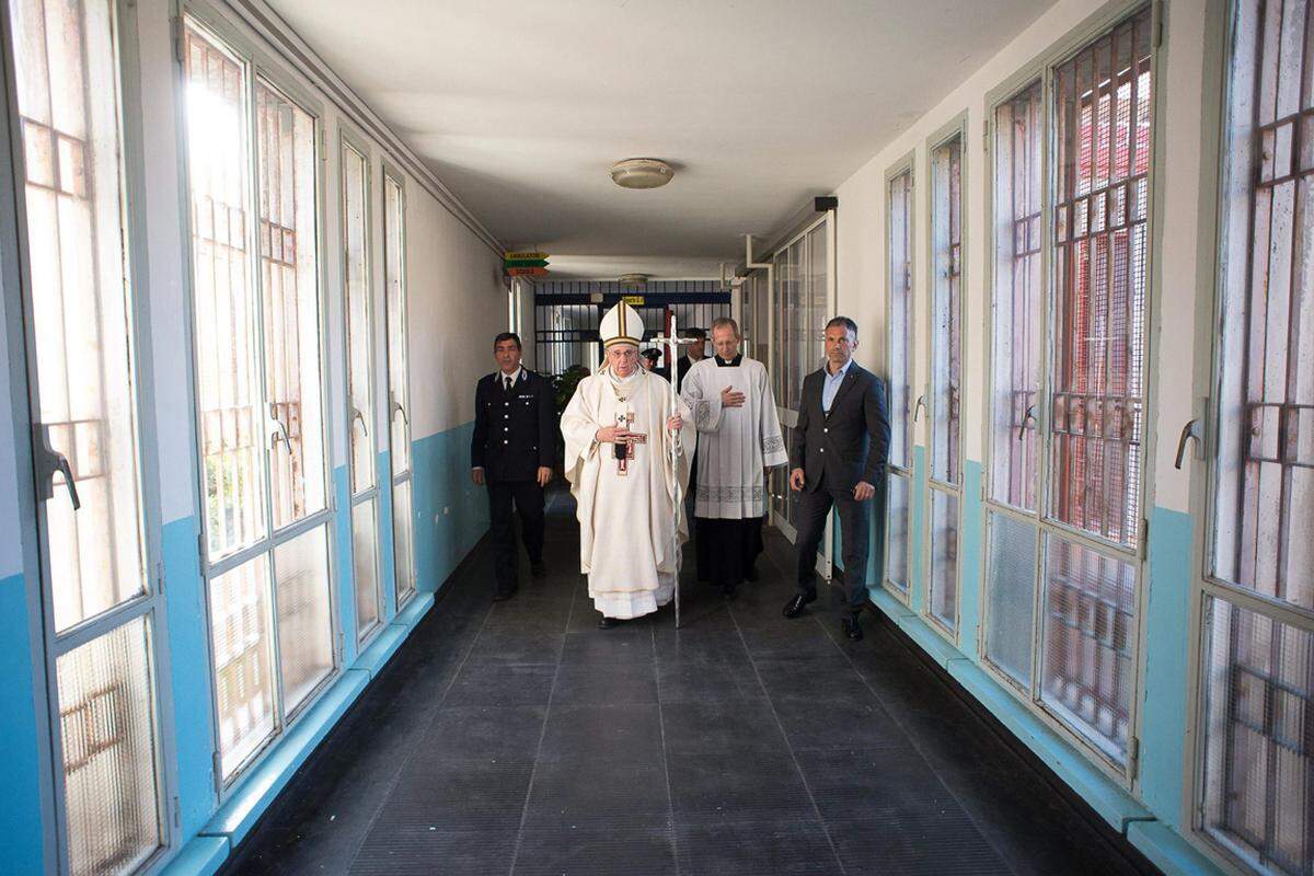 Papst Franziskus feierte die Gründonnerstagsmesse in einer Kapelle der Strafanstalt vor 300 Insassen und Gefängnispolizisten.