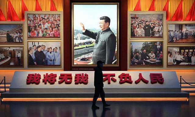 Anlässlich des Nationalen Volkskongresses verspricht Xi Jinping, sich selbstlos gegenüber seinem Volk zu verhalten. 
