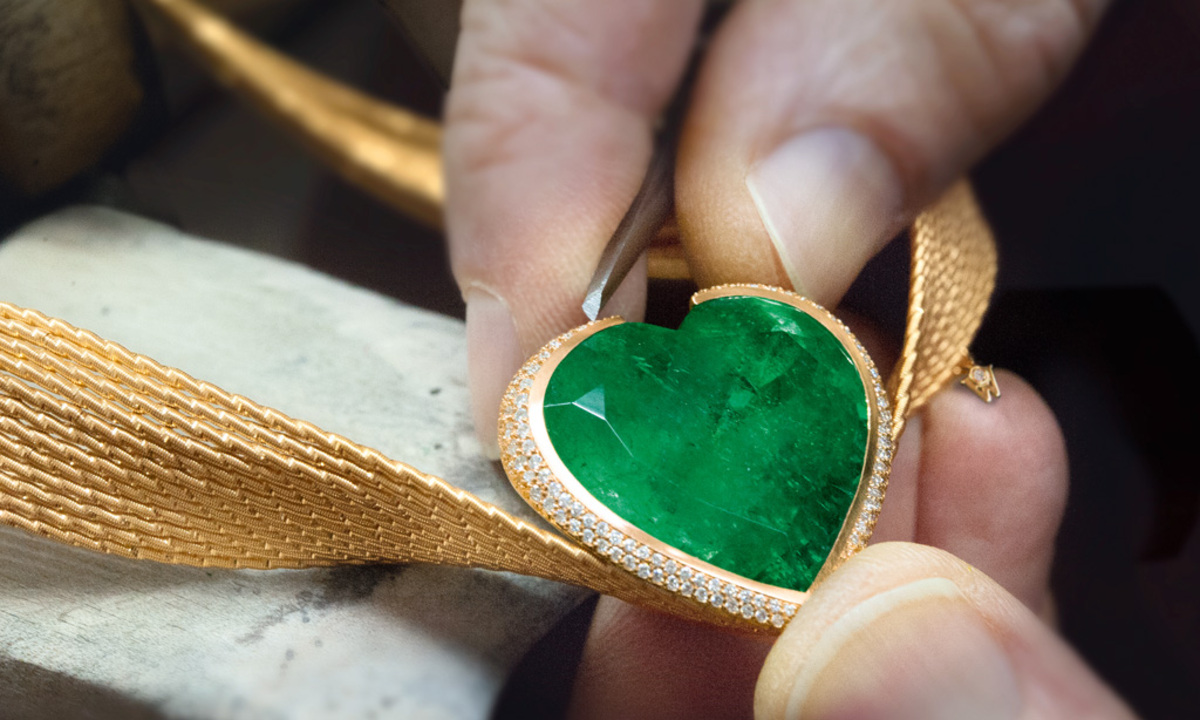 Warm. Der Muzo-Smaragd im Collier „Smaragd-Herz“ stammt aus Kolumbien. 