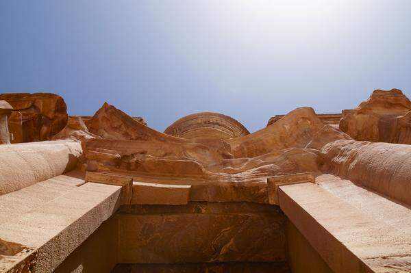 Hoch oben am Berg befindet sich das größte Monument. Das Kloster Ad Deir ist 40 Meter hoch und 50 Meter breit. Man muss 900 Stufen erklimmen, um es zu besichtigen. Wie das Schatzhaus diente es eigentlich als Grabkammer.