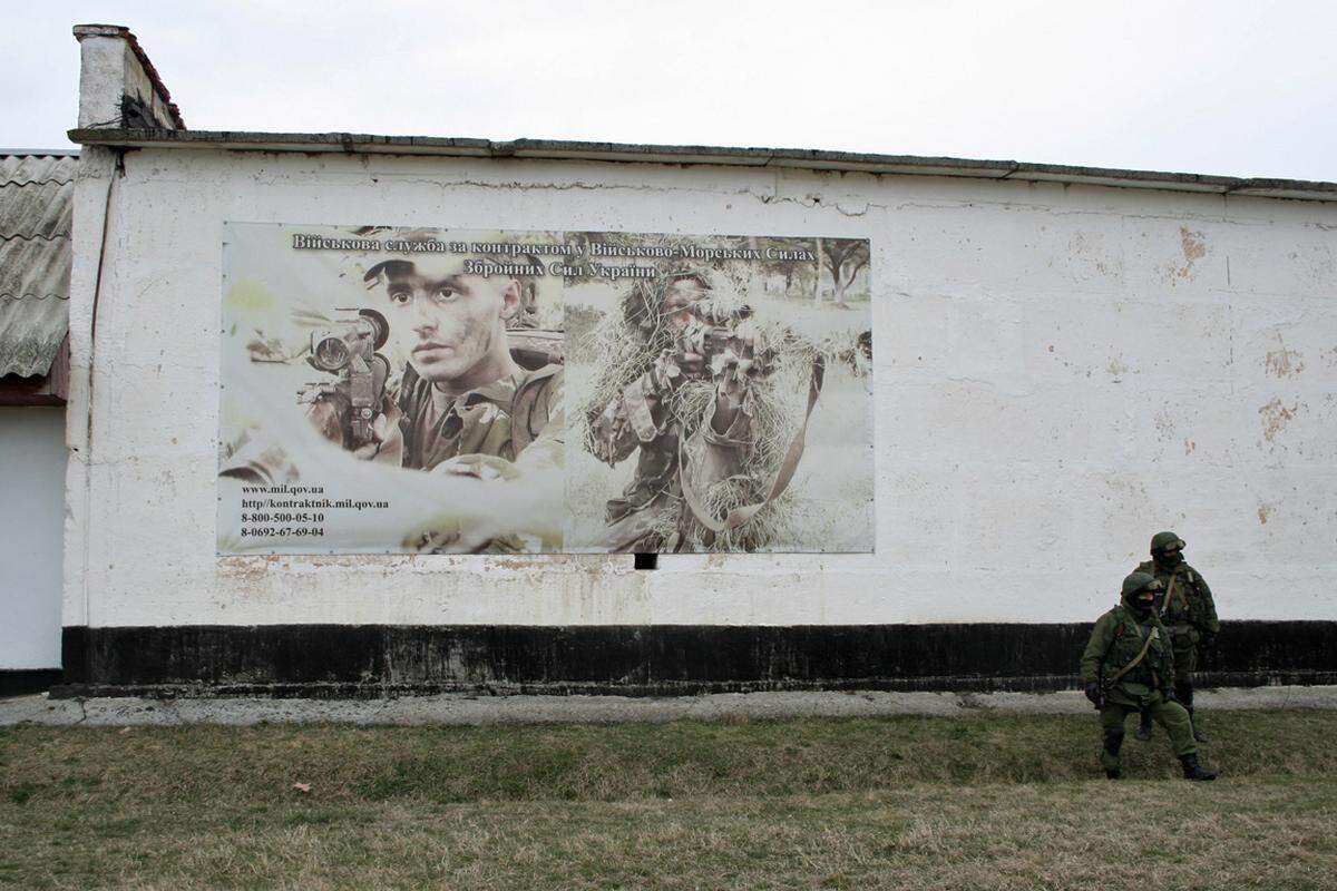 Russische Soldaten vor den Mauern der ukrainischen Basis Perewalne.Link zur Reportage: „Brüdervölker" stehen einander gegenüber
