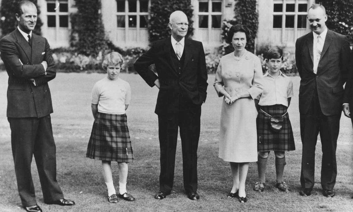 Mit Dwight D. Eisenhower verband sie eine besondere Freundschaft. Sie begegnete ihm 1957 in den USA, bei ihrem ersten Staatsbesuch als britische Monarchin. Später lud sie ihn sogar auf die königliche Jacht Britannia ein und auf ihre Sommerresidenz Schloss Balmoral in Schottland.