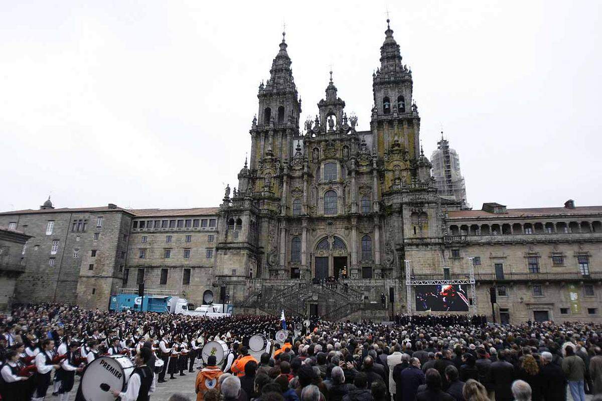 Pilgerspot. Die Kathedrale von Santiago de Compostela in Spanien steht über einer Grabstätte, die dem Apostel Jakobus zugeschrieben wird und ist Ziel des Jakobsweges.