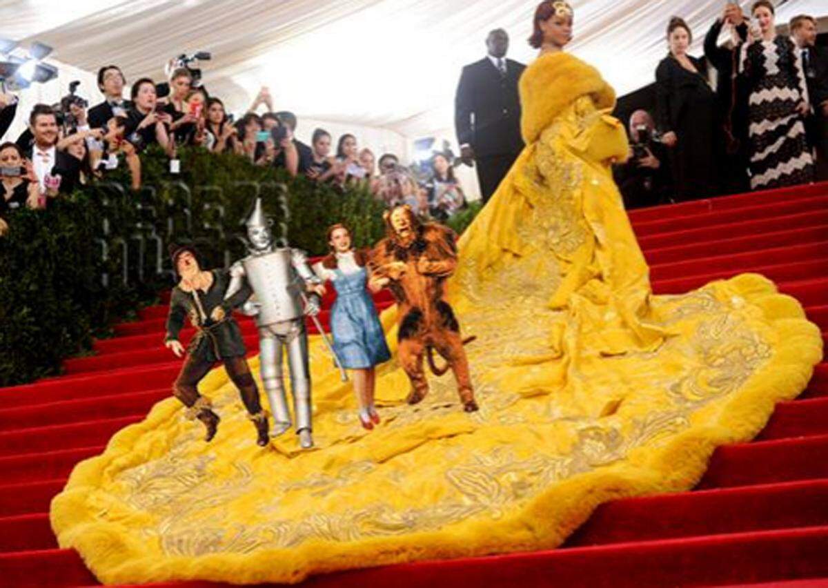 Statt einem Kornfeld wandeln die Figuren von der "Zauberer von Oz" über Rihannas Mantel.