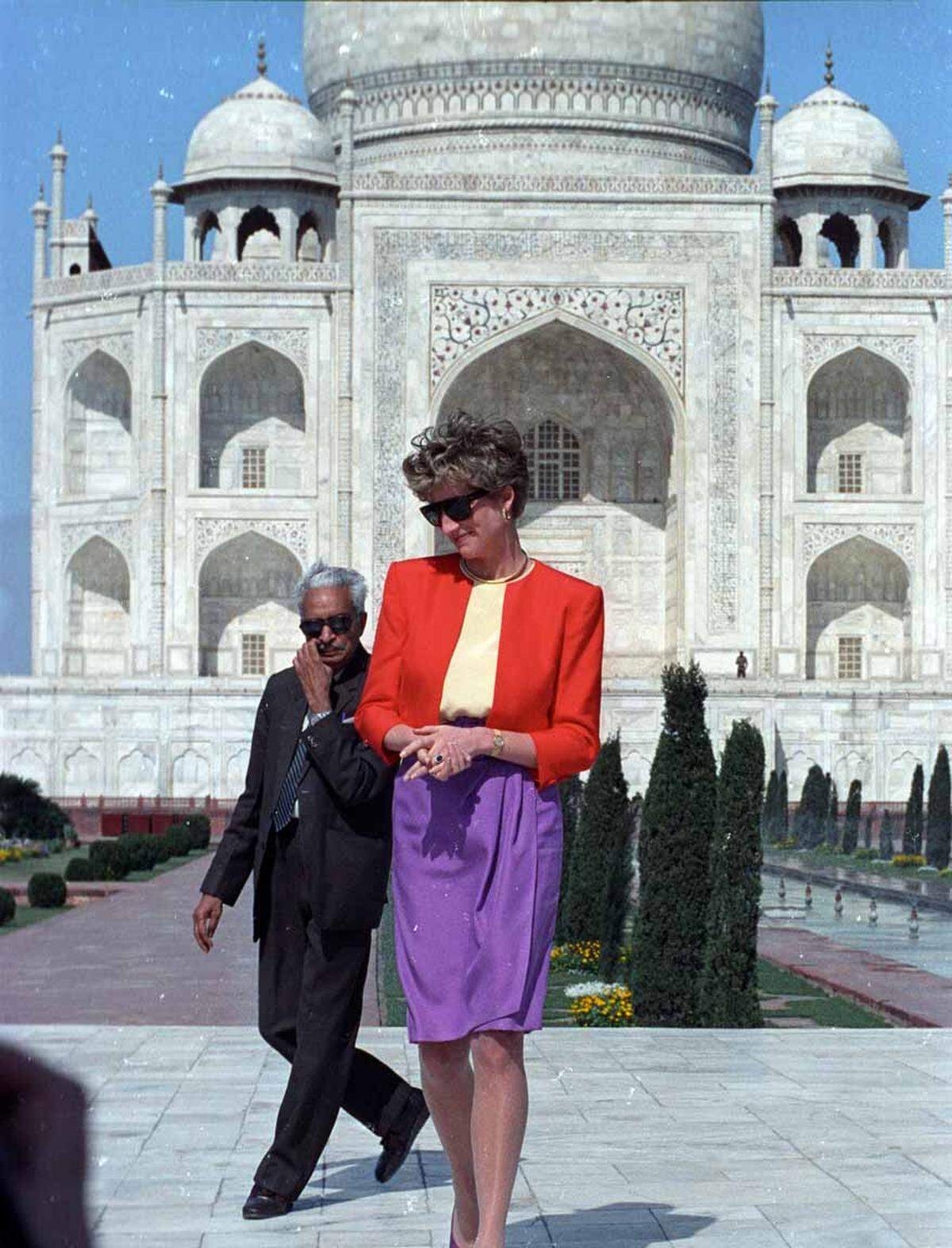 Farbenfroh zeigte sie sich 1985 vor dem Taj Mahal.    