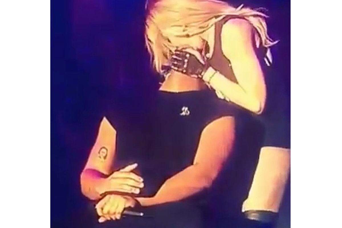 "Kein Titel erforderlich" - mit diesem Hinweis postete Madonna jenes Bild auf ihrer gut gefüllten Instagram-Seite. Zusehen ist sie selbst, Drake und ein tiefer Kuss. Ort der Zärtlichkeit: das Coachella Festival in Kalifornien, wo Madonna den Rapper kurz auf der Bühne besuchte. Dabei sollte es vielleicht besser heißen: "Keine Zunge erforderlich". Was hier ganz innig aussieht, endete damit, dass sich ein händeringender Drake angewidert abwendet und den Mund abwischt, nachdem die 56-Jährige wieder von ihm ablässt. Ein Video dazu gibt es hier.