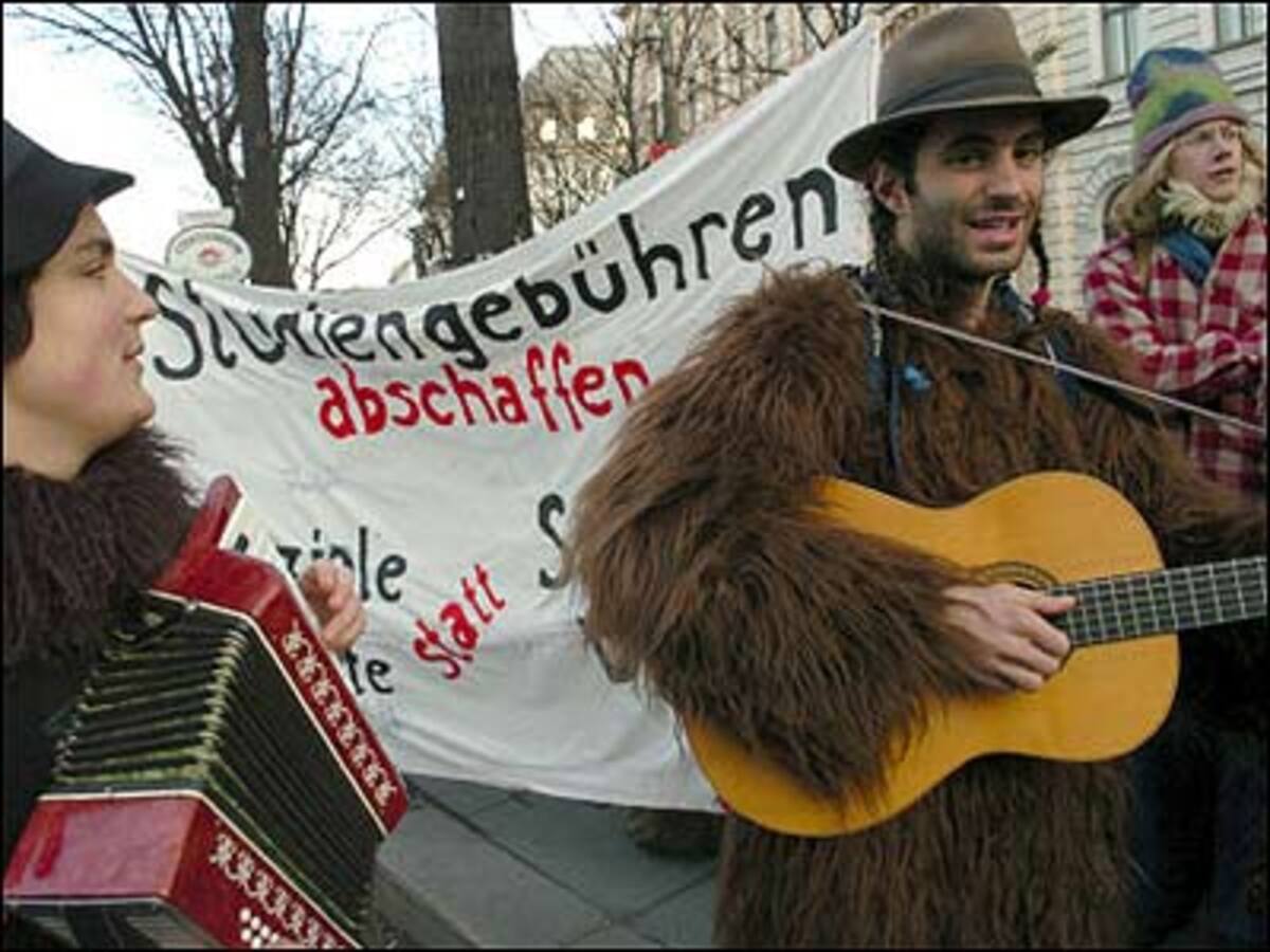 Noch bis spät in die Nacht wurde der Protest am Montag vor der SP-Zentrale aufrecht erhalten.