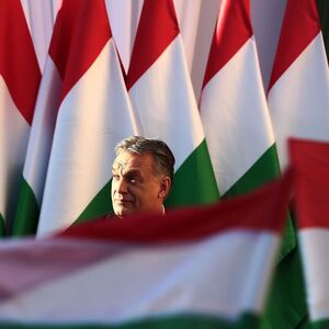 Orbán rehabilitiere Hitler-Verehrer und Mörder als "große Literaten" und mache sie zur Pflichtlektüre in den Schulen, sagt Kornitzer.