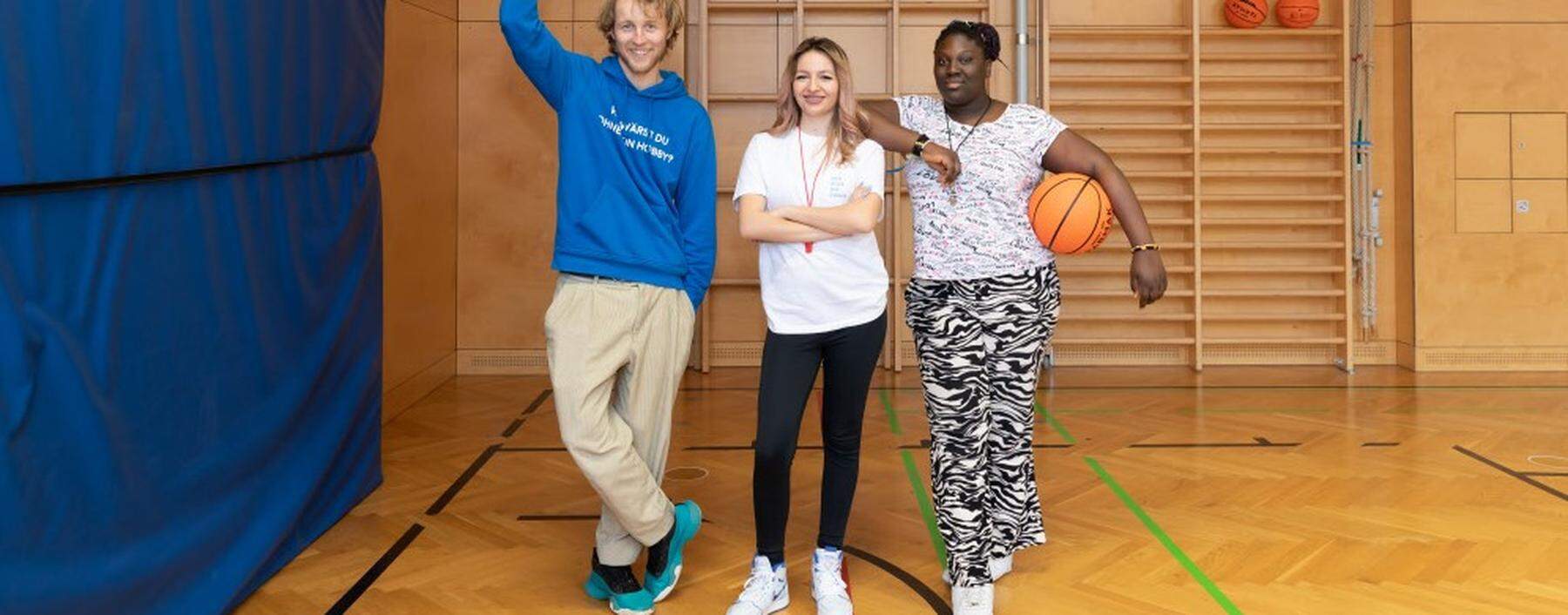 Konrad Küster, Patil Ghazigian und Janet Tetteh-Klu leiten den Basketballkurs und bieten den Kindern damit „eine sinnvolle Alternative zum Handy“.  