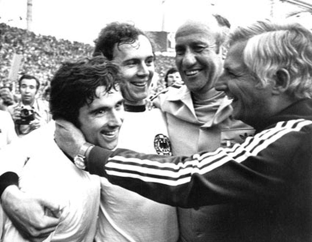 Helmut Schön (im Bild 2. von rechts) betreute das DFB-Team von 1964 bis 1978 und führte die Deutschen durch die WM-Turniere 1966, 1970, 1974 und 1978. In seinen 25 WM-Spielen erlebte Schön Triumphe wie den Titel bei der Heim-WM 1974, aber auch Niederlagen wie die Schmach von Cordoba gegen Österreich.