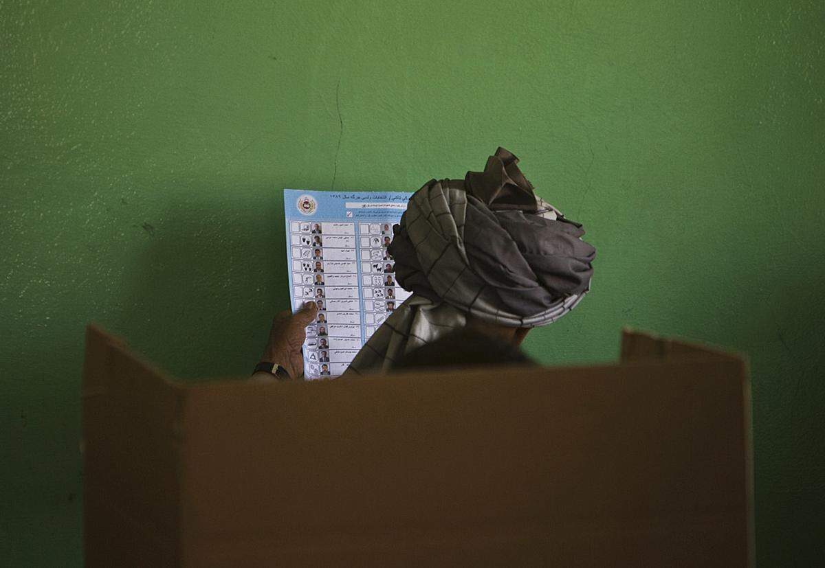 Ahmad Masood, Afghanistan: "Afghanistan Elections by Ahmad Masood, Reuters" Ein Afghane schaut sich den Wahlzettel bei den Parlamentswahlen am 18. September 2010 an.  3. Platz in dieser Kategorie