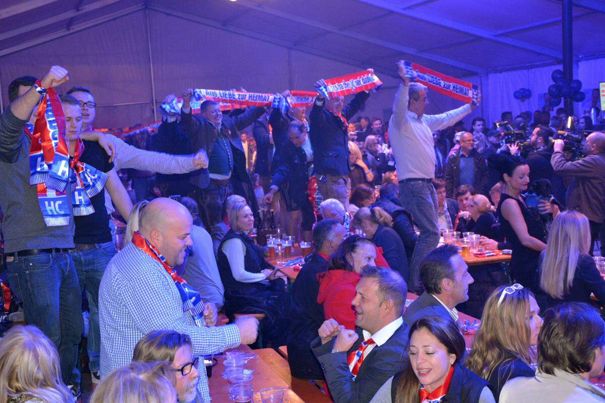 Und auch die Partystimmung kehrt wieder zurück. Der blaue Klubobmann Johann Gudenus betritt die Bühne und beschwört die laut bejubelte neue Macht: "Wenn Rot-Grün das Ausländer-Wahlrecht in Wien beschließen will, können wir das verhindern." Sprechchöre rufen: "Wir sind das Volk!". 