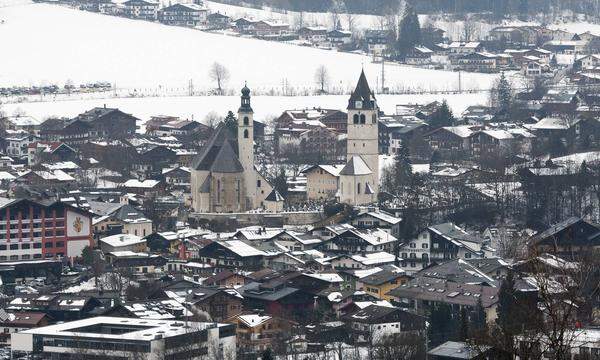 Preis: 5972 Euro Die Skiregion um Kitzbühel mit den Orten Kitzbühel, Kirchberg, Aurach, Jochberg, Reith, Mittersill und Hollersbach ist weltweit durch die Hahnenkammrennen bekannt. Berühmtester Sohn von Kitzbühel ist das legendäre Skiidol Toni Sailer.