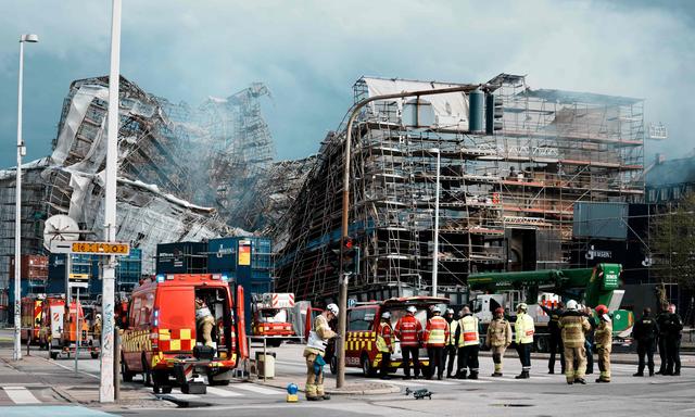 Zwei Tage nach dem verheerenden Brand ist ein Teil des Mauerwerks der Börse in Kopenhagen eingestürzt.