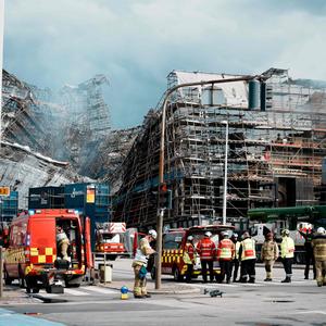 Zwei Tage nach dem verheerenden Brand ist ein Teil des Mauerwerks der Börse in Kopenhagen eingestürzt.