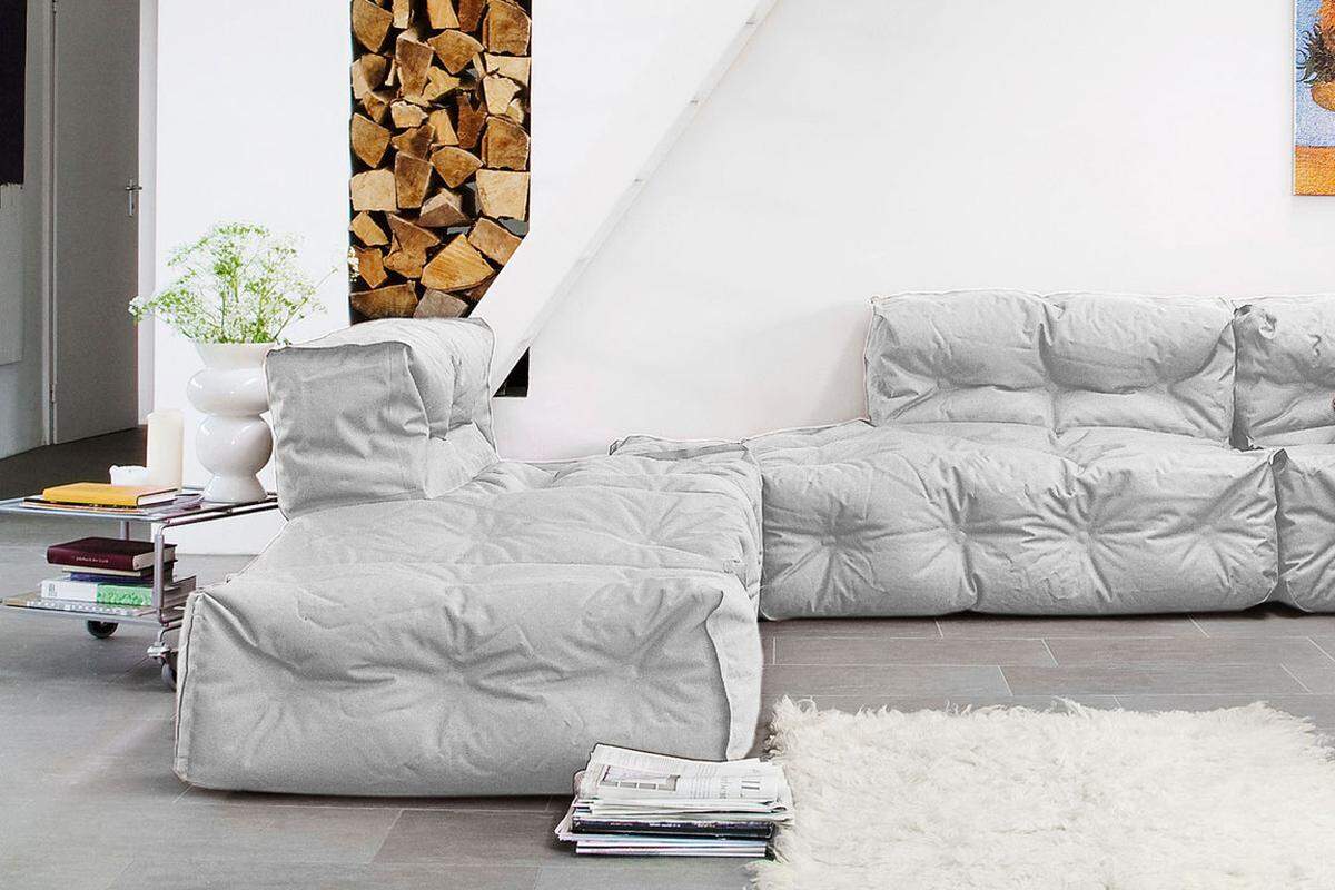 Die Couch II von Stefan Diez für Sitting Bull ist ein flexibles Sofa für den Innen- und Außenbereich. Der Stoff nennt sich Sunbrella und ist ein farbbeständiger, schmutz- und wasserabweisender Acryl-Stoff. 