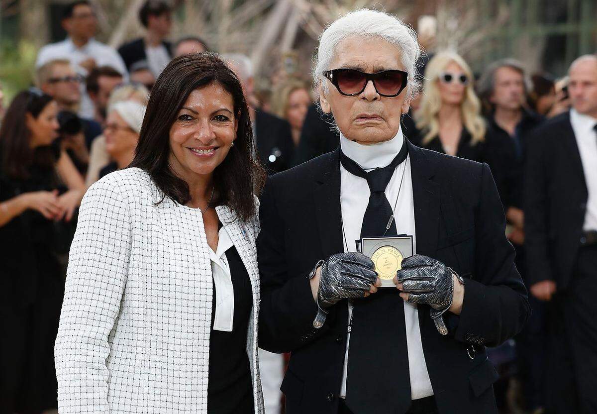 Und Paris huldigte Karl Lagerfeld: Im Anschluss erhielt Lagerfeld mit der Medaille Grand Vermeil die höchste Auszeichnung der Stadt Paris. Überreicht wurde die Medaille von Bürgermeisterin Anne Hildago.