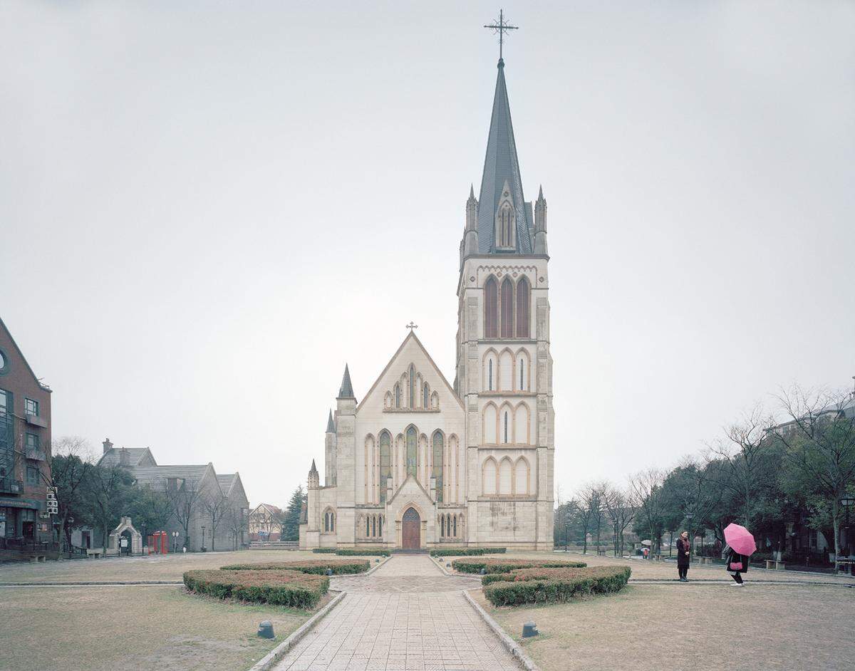 Eine "englische" Kathedrale mitten in China. 30 Kilometer von Shanghai entfernt haben die Chinesen eine Stadt nach britischem Vorbild gebaut, "Thames-Town" genannt.