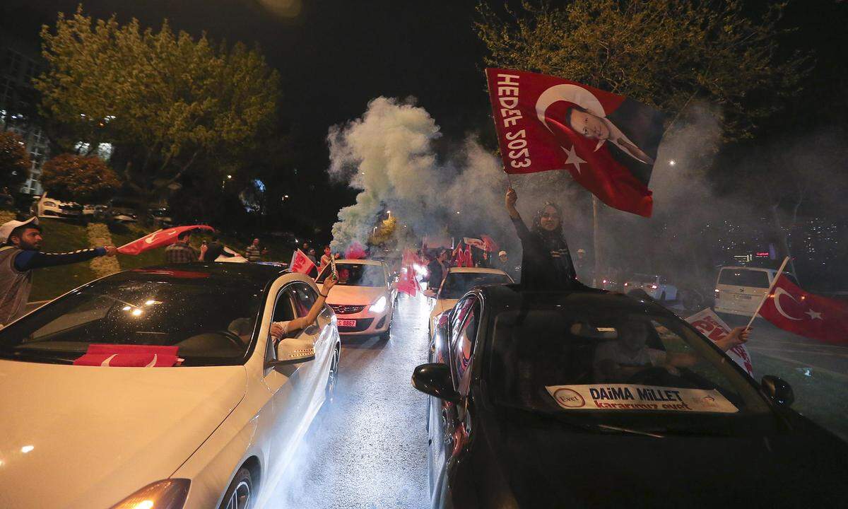 Die AKP-Anhänger feierten landesweit.