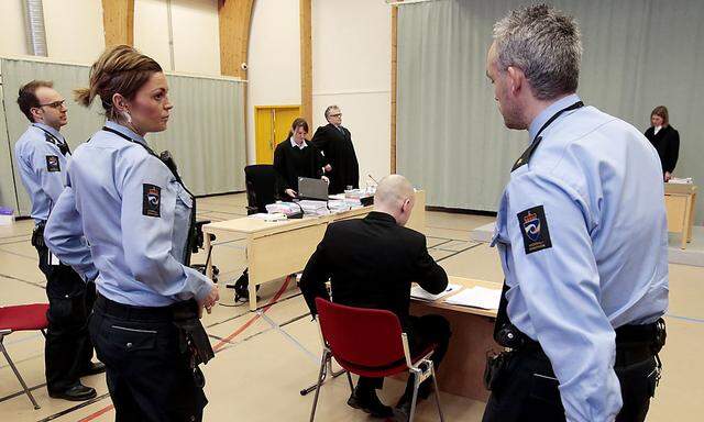 Breivik vor Gericht in der Turnhalle in Skien.