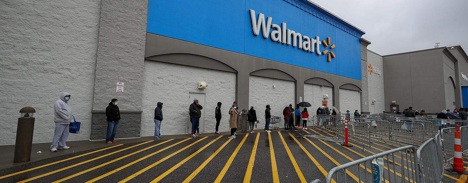 Walmart stellte in der Krise 235.000 neue Mitarbeiter ein, 2500 pro Tag. Der US-Einzelhändler ist der größte private Arbeitgeber der Welt.