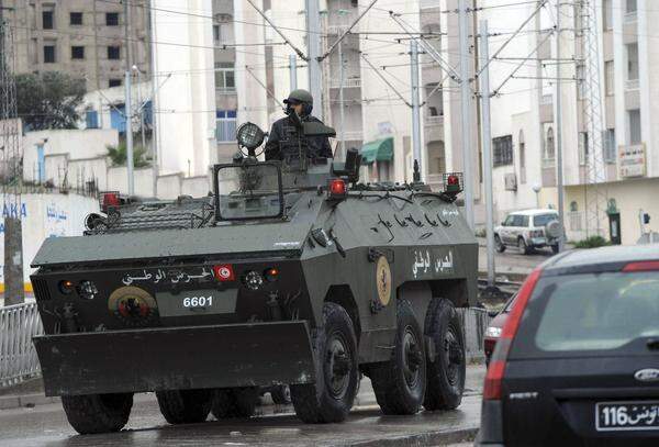 Die Protestwelle erreicht dennoch die Hauptstadt Tunis. Die Regierung schickt die Armee aus, um wichtige Gebäude wie den Sitz des Ministerpräsidenten zu schützen.