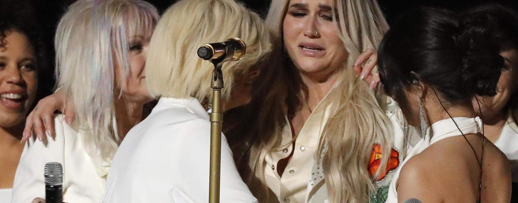 Kesha sang mit einem Allstar-Backgroundchor.