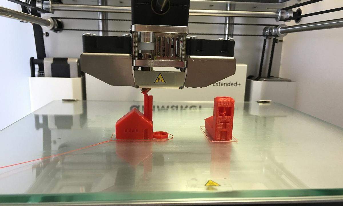 3D Druck Industrie 3D Erfinder: sucht nach Anwendungsmöglichkeiten für die 3D Technologie. Nach Zahnkronen, Mini-me-Figuren und Häusern wird gerade mit Mode und Lebensmitteln experimentiert.