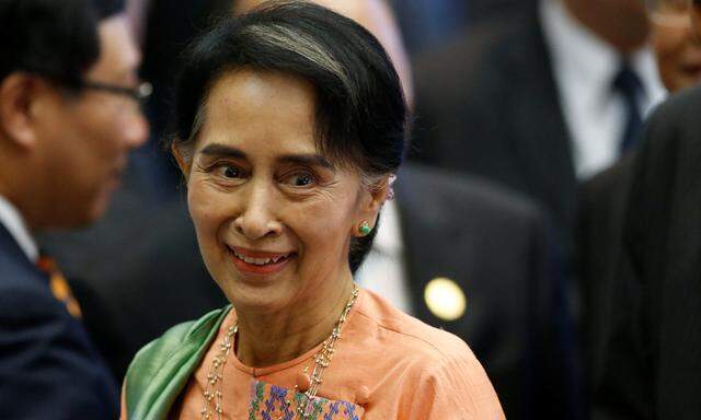 Myanmar´s State Counsellor Aung San Suu Kyi arrives at the ASEAN-India Summit in Vientiane
