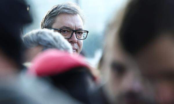 Der serbische Präsident Aleksandar Vučić wartet in einer Warteschlange, um während der Parlamentswahl in Belgrad in einem Wahllokal seine Stimme abzugeben. 