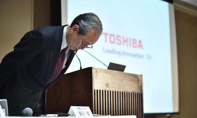 Toshiba-Boss Satoshi Tsunakawa entschuldigt sich für Verluste. 