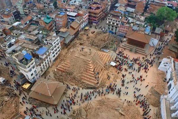Es ist ein symptomatisches Bild. Der Durbar-Platz mit seinen zerstörten Tempeln und denkmalgeschützten Gebäuden ist ein Trümmerhaufen. Am Samstag hatte ein Beben der Stärke 7,8 die Himalaya-Region erschüttert.