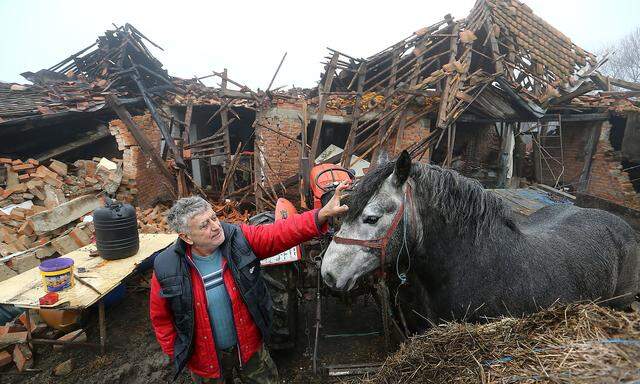 Bauer Tomislav Suknaic vor seinem zerstörten Haus in Majske Poljan.