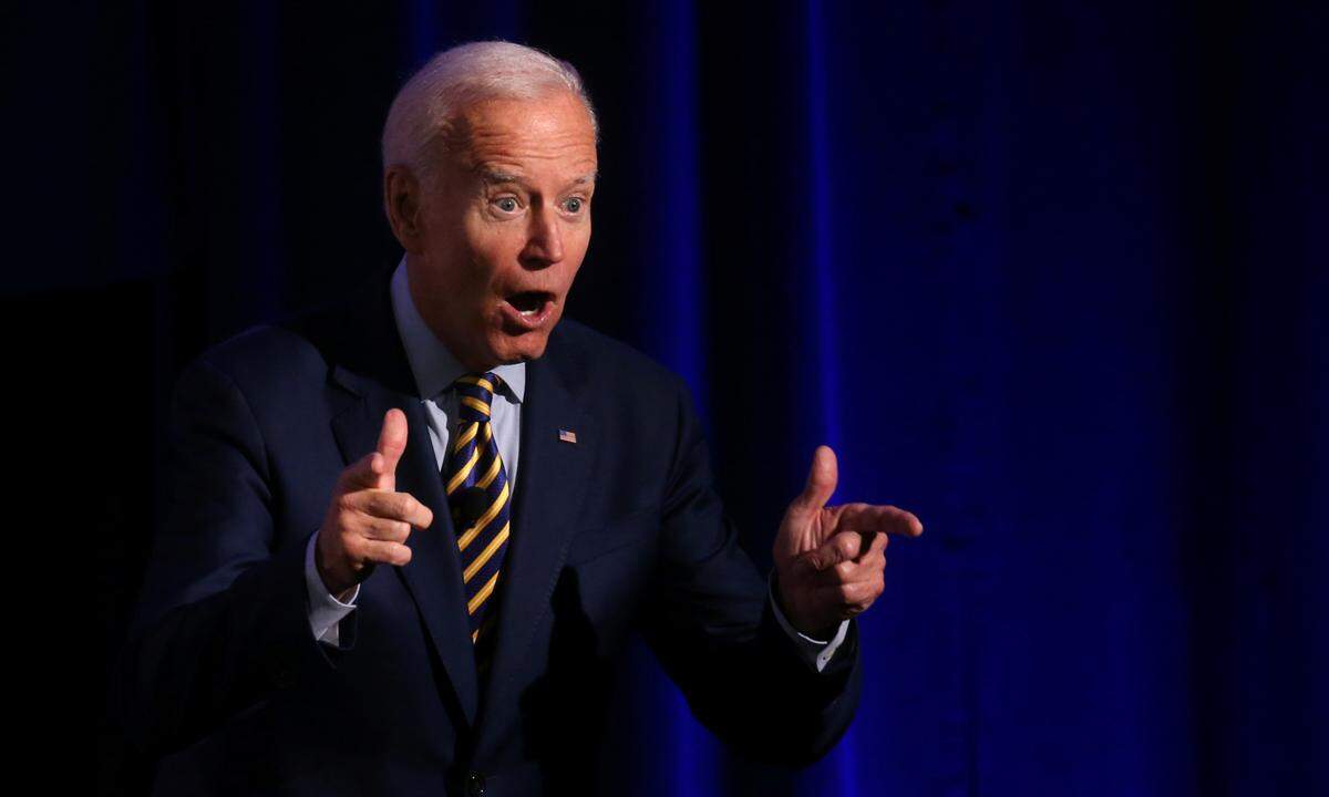 Die Vorwahlen glichen einer Achterbahnfahrt. Er galt lange Zeit als Favorit, dann trat Ernüchterung ein: Die ersten beiden Wahlgänge in Iowa und New Hampshire waren für Biden enttäuschend. Doch dann kam sein Comeback in Nevada und South Carolina, woraufhin sich Konkurrent des moderaten Lagers - Buttigieg und Klobuchar - hinter ihm versammelten. Er ist nun der Favorit des gemäßigten Demokraten-Lagers und geht gestärkt aus dem Super Tuesday hervor.Sollte Joe Biden zum 46. Präsidenten der Vereinigten Staaten gewählt werden, wäre das eine Geschichte, wie sie Hollywood gern erzählt. Mit 78 Jahren zum Amtsantritt im Jänner 2021 wäre Biden nicht nur der älteste Präsident. Er wäre auch die Personifikation des amerikanischen Credos, wonach Rückschläge den Charakter formen und man letztlich gestärkt aus ihnen hervorgeht. Bidens Vita ist reich an Niederlagen und Schicksalsschlägen. Geboren inmitten des Zweiten Weltkriegs, in eine Mittelklassefamilie irischer Abstammung, wuchs Biden in Pennsylvania auf. Nach dem Jusstudium wurde der 29-Jährige 1972 überraschend zum Senator von Delaware gewählt, ehe seine Frau, Neilia, und die einjährige Tochter, Naomi, bei einem Autounfall starben. Die Söhne, Beau und Hunter, überlebten schwer verletzt. Er heiratete ein zweites Mal, kandidierte ein erstes Mal 1988 für die Präsidentschaft – und scheiterte kläglich, wie auch 20 Jahre später beim zweiten Versuch. Der aufstrebende Star der Demokraten, Barack Obama, stahl ihm damals die Show, kürte ihn aber zu seinem Vize. 2016 spekulierte Biden mit einer Kandidatur, entschied sich aber dagegen – die Narben nach dem Krebstod seines Sohnes Beau 2015 waren noch zu frisch. Noch im Sterbebett hatte Beau ihn angefleht, doch anzutreten. Biden war überzeugt davon, Donald Trump schlagen zu können – und bereute es hinterher, nicht gegen Hillary Clinton ins Rennen gegangen zu sein. Als größtes Problem seiner Kandidatur gelten sein Alter und die früheren Aktivitäten seines Sohnes Hunter in der Ukraine. Stichwort Ukraine-Affäre.