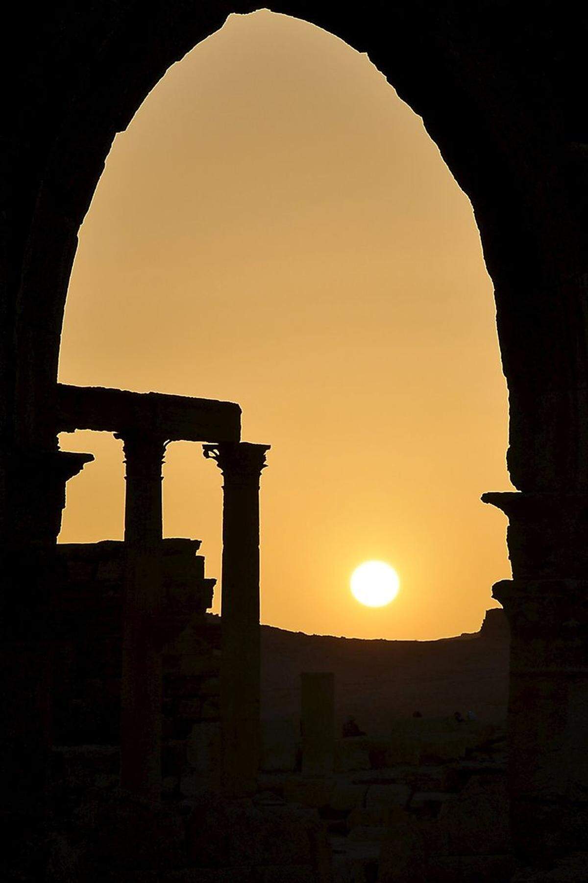 Das Gebiet geriet Ende des 1. Jahrhunderts nach Christus unter römische Oberhoheit. Als Oasenstadt an wichtigen Handelswegen gelegen, profitierte Palmyra wirtschaftlich von seiner Einbindung ins Römische Reich.