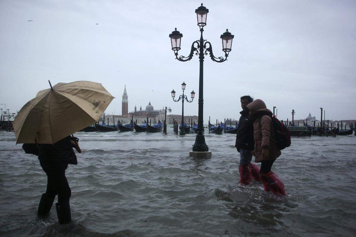 "Acqua Alta", zu deutsch "Hochwasser", heißt es in Venedig übrigens nur, wenn für mindestens 70 Prozent des historischen Zentrums zumindest Gummistiefel benötigt werden.