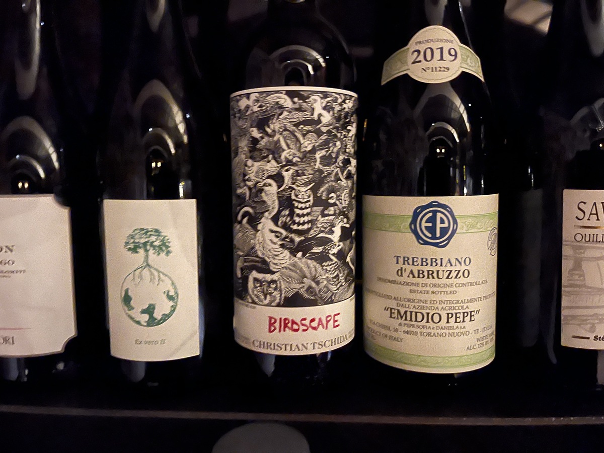 Wein steht im ganzen Lokal in den Regalen.