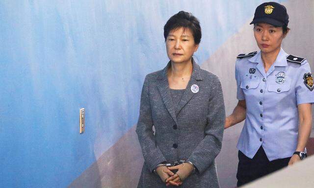 Park Geun-hye vor Gericht. 