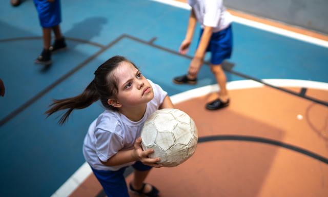 Kinder mit sonderpädagogischem Förderbedarf sollen möglichst in der Regelschule unterrichtet werden, finden die Grünen. 