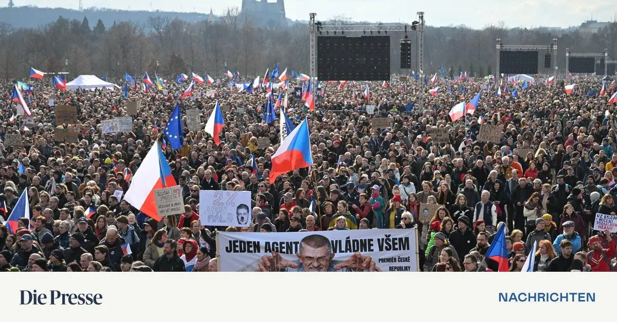 zehntausende-demonstrieren-gegen-regierung-in-prag