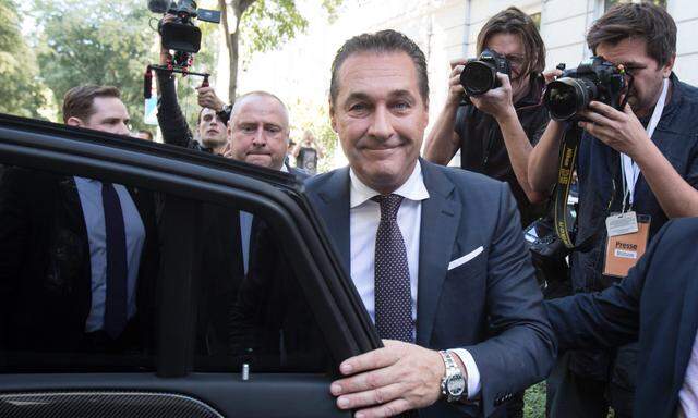 Stets von einer Menschentraube umgeben: Heinz-Christian Strache. Jener Chauffeur, der im Zusammenhang mit den Spesenenthüllungen festgenommen wurde,  ist auf diesem Foto nicht zu sehen.