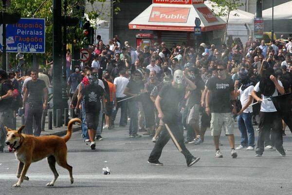 Die Polizei ging mit Tränengas gegen sie vor. Die beiden großen Gewerkschaften des Landes, ADEDY und GSEE, rechneten damit, dass sich im Laufe des Tages Hunderttausende Beschäftigte des öffentlichen Dienstes dem Streik sowie mehrerer Protestmärsche in der Hauptstadt anschließen würden.