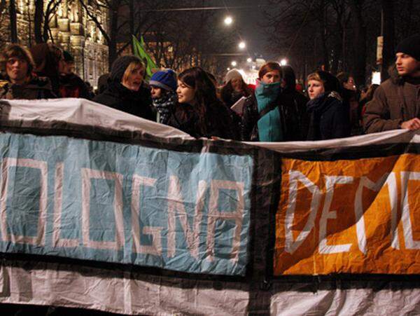 Dann ist die Demo offiziell beendet. Viele Teilnehmer schließen sich einem der farblich gekennzeichneten Blöcke an, die sich aufmachen, den Ministern, die am Abend aus Budapest anreisen, den Weg in die Hofburg zu versperren und ihnen dadurch zu zeigen, was "Zugangsbeschränkungen" sind.