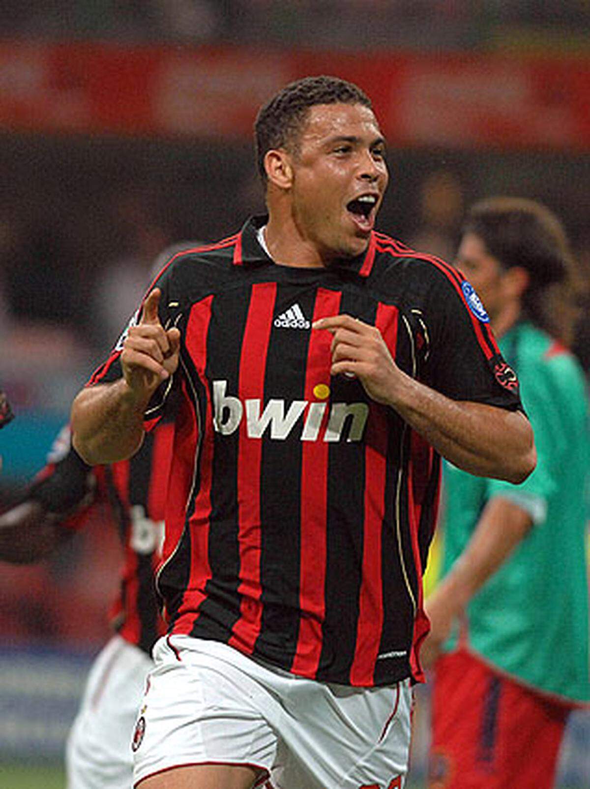 2007 wechselt Ronaldo zum AC Mailand. In der Champions League ist er nicht spielberechtigt und hat daher wenig Anteil am großen Triumph der "Rossoneri".