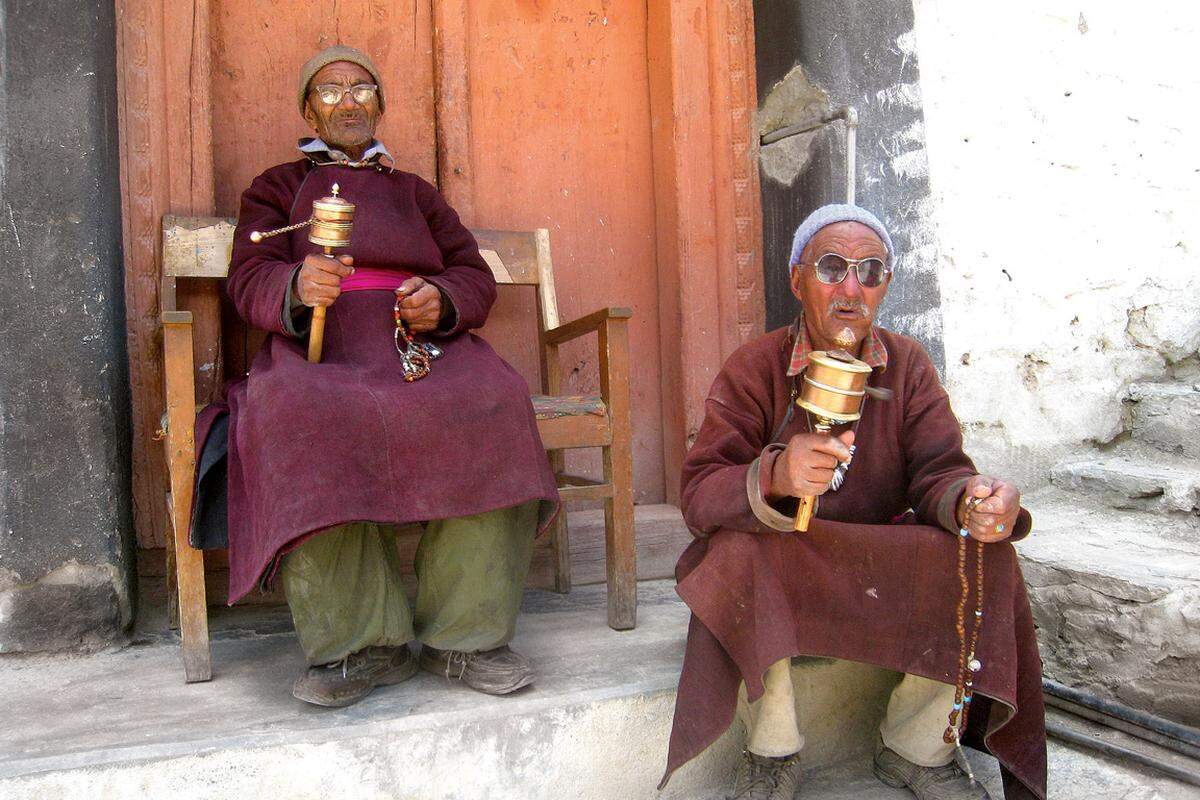 Gleichmütig lassen die Mönche des Rotmützenklosters Lamayuru die Gebetsmühlen kreisen.