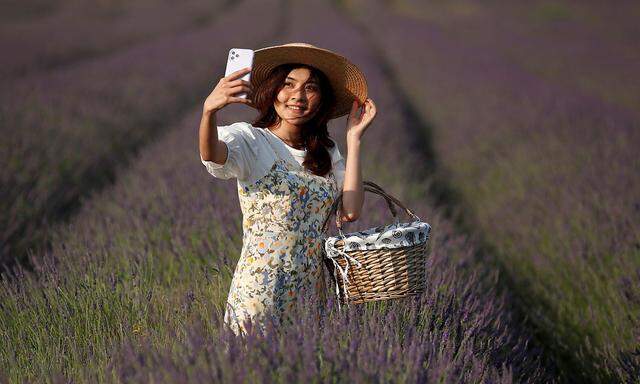 Ticha takes a selfie photograph at Hitchin Lavender farm in Ickleford